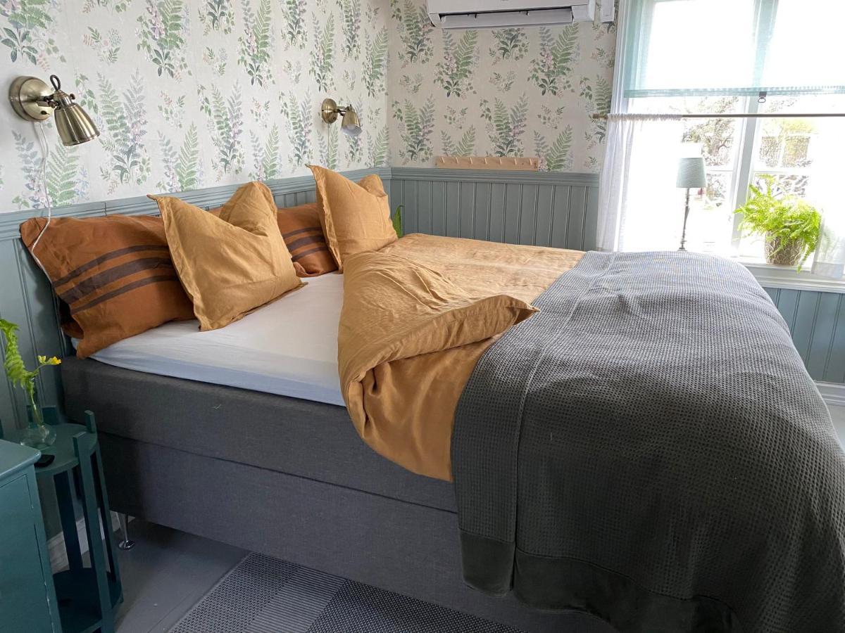 B&B Bland Ormbunkar Och Rosor 法尔肯贝里 外观 照片