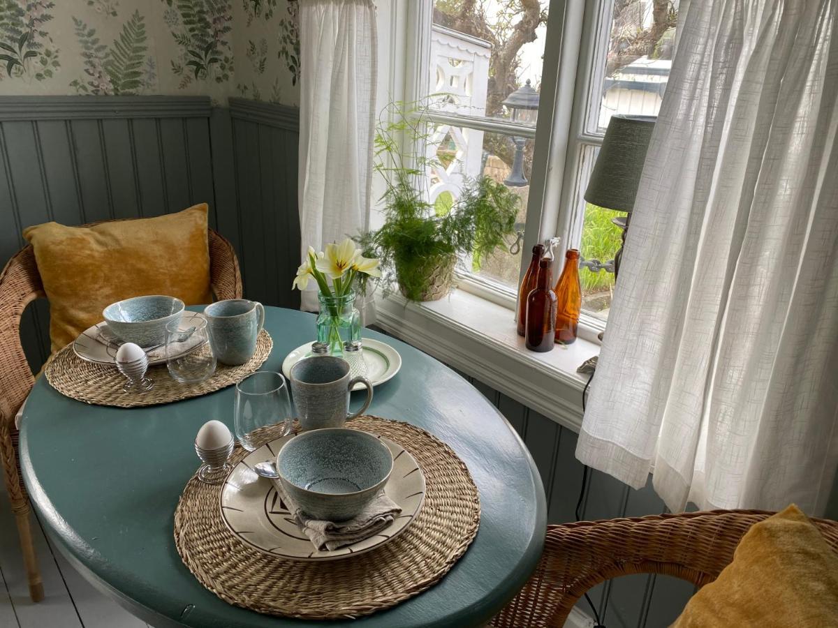 B&B Bland Ormbunkar Och Rosor 法尔肯贝里 外观 照片