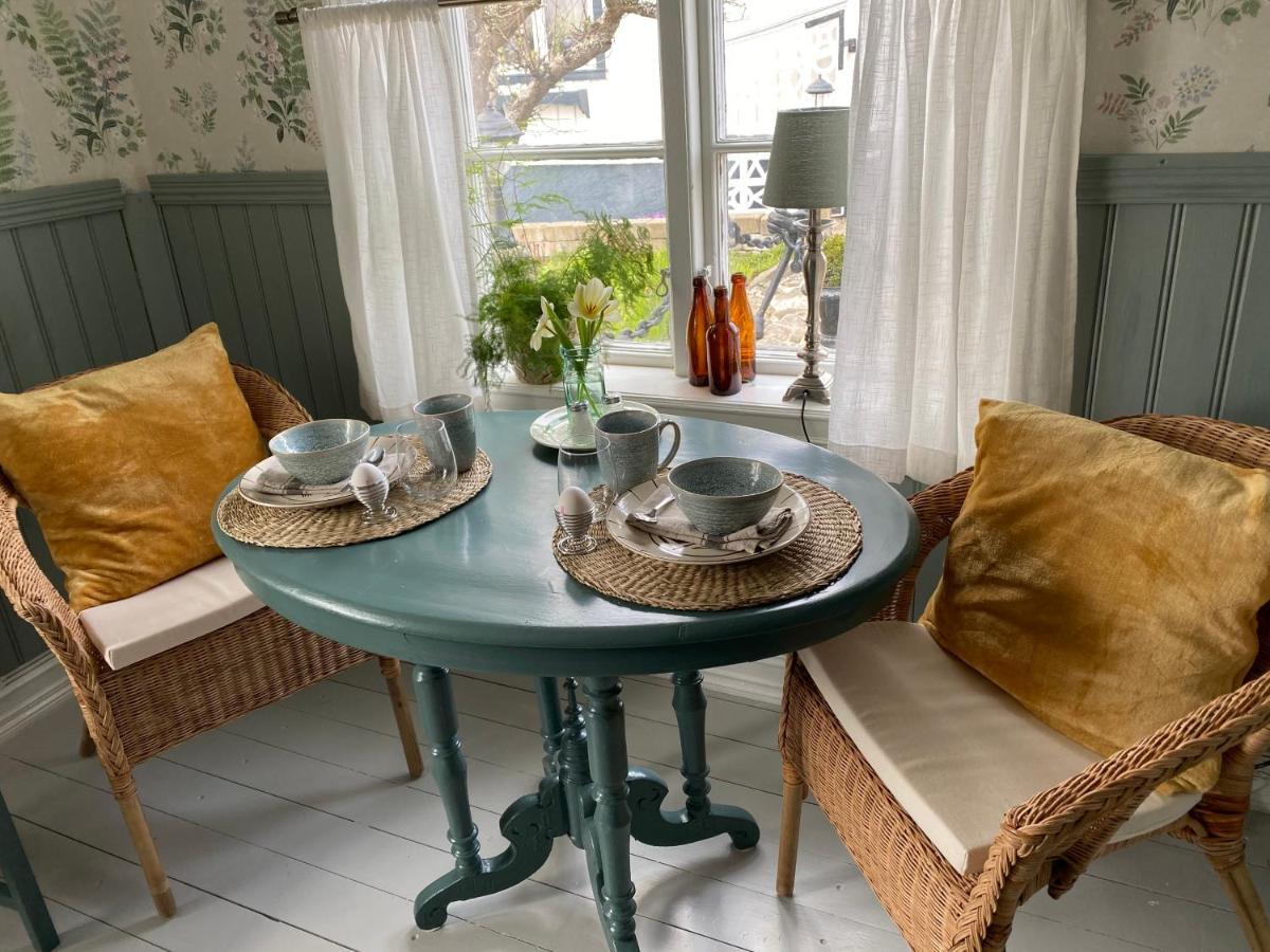 B&B Bland Ormbunkar Och Rosor 法尔肯贝里 外观 照片