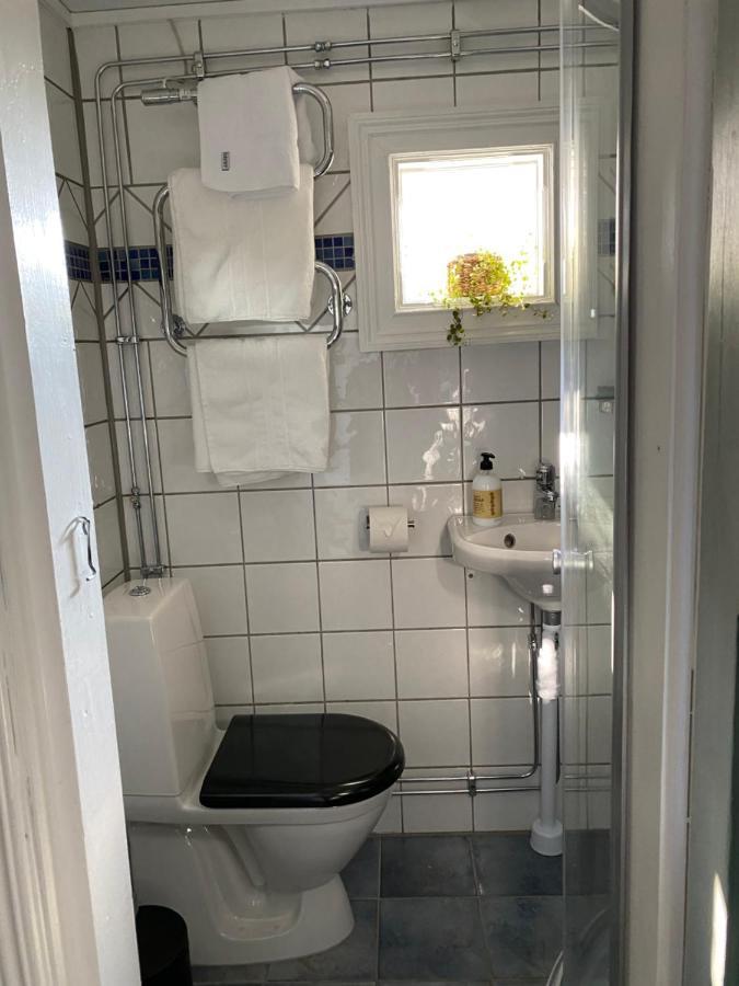 B&B Bland Ormbunkar Och Rosor 法尔肯贝里 外观 照片
