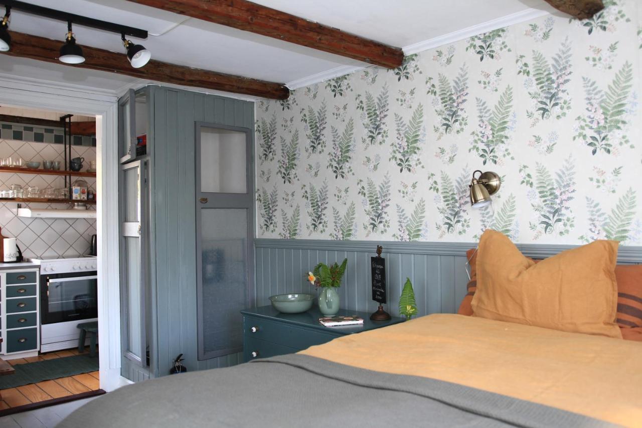 B&B Bland Ormbunkar Och Rosor 法尔肯贝里 外观 照片