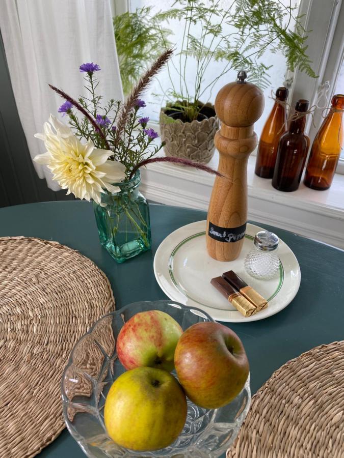 B&B Bland Ormbunkar Och Rosor 法尔肯贝里 外观 照片