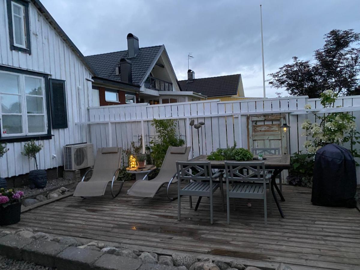 B&B Bland Ormbunkar Och Rosor 法尔肯贝里 外观 照片